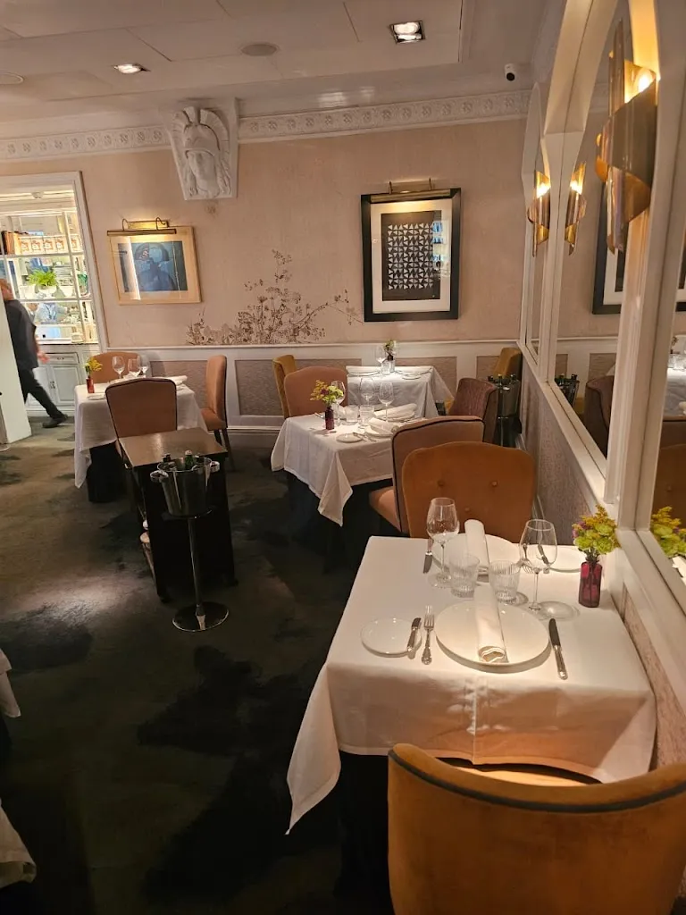 Anastasia Stavrou_El Paraguas_Selva de Mar La_review