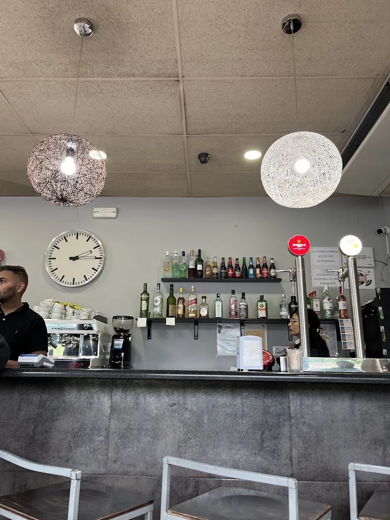 Golden rockstar Bonnie_Bar restaurant bypass_Serinyà_review