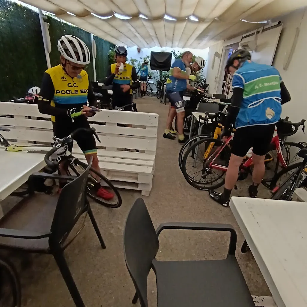 Mónica Gareta Blanco_Avenida Bar_Sant Feliu de Guíxols_review