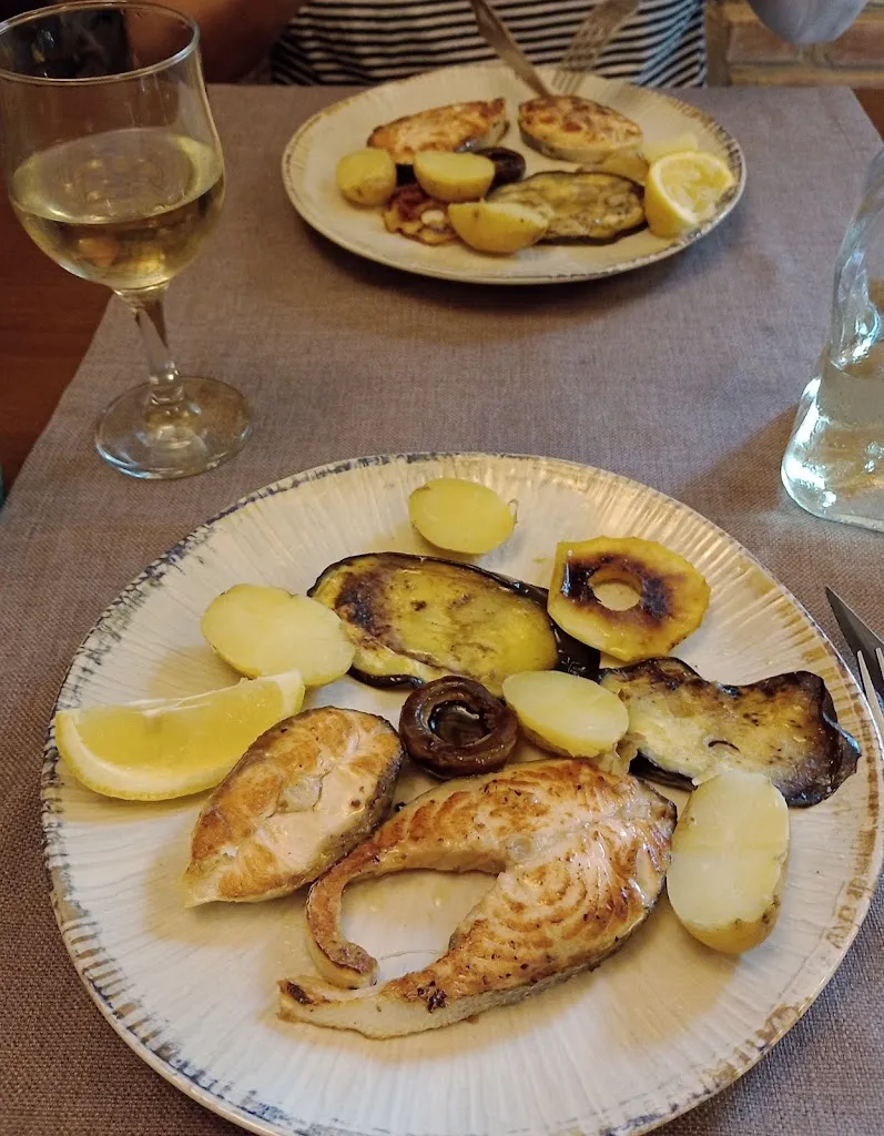 Jeff Smith_Hotel - Restaurant Fonda Mitjà_Torroella de Fluvià_review