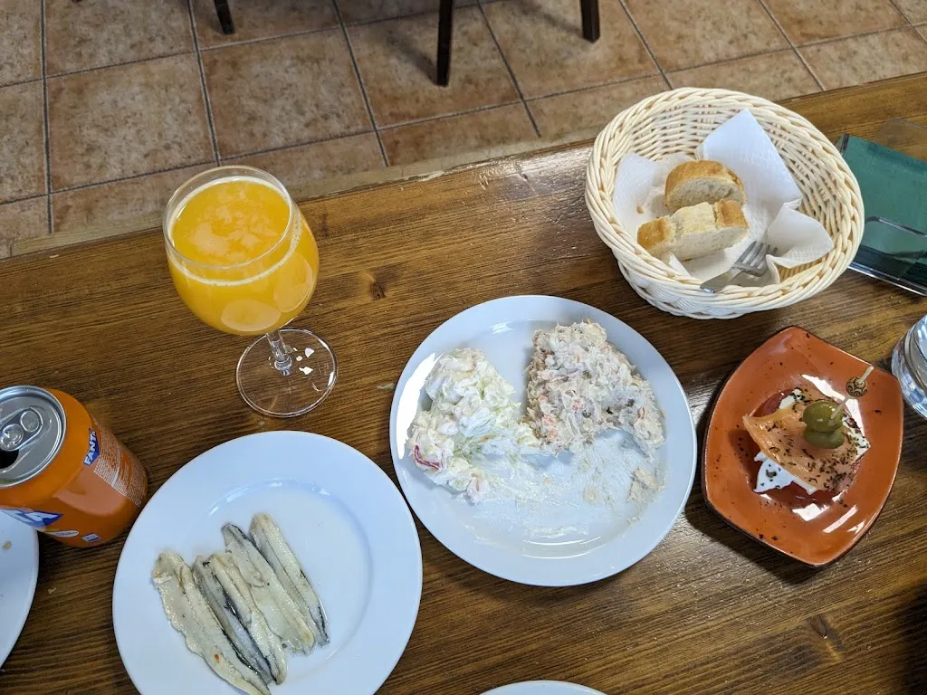 Hanne Riezebosch-Kuukauppi_CAFÉ EL BADULAKE._Algorfa_review