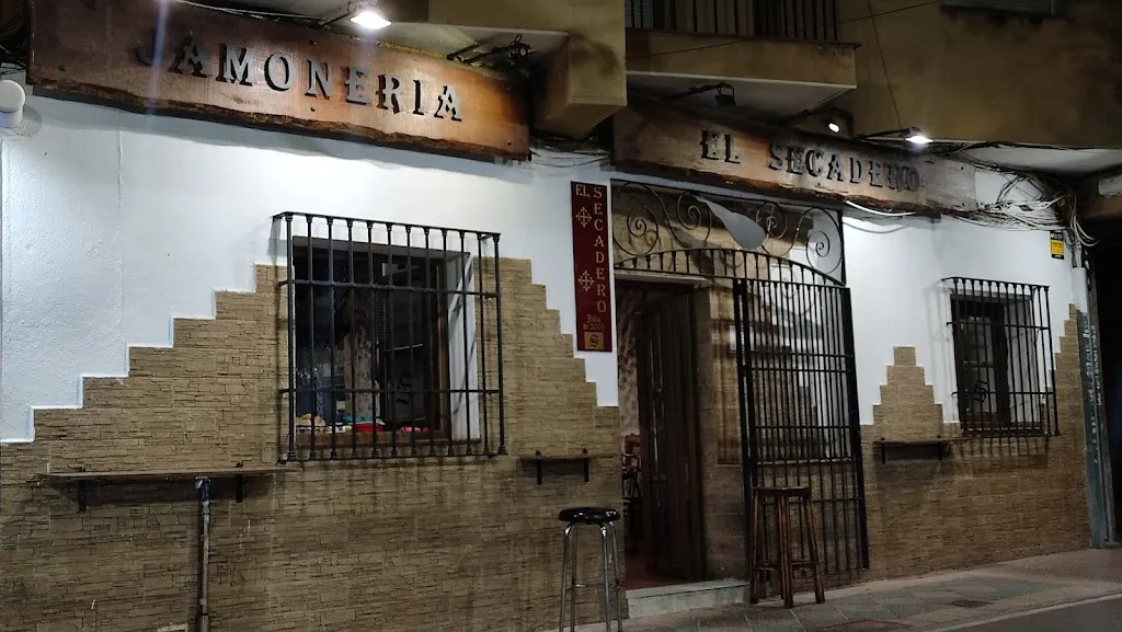 Cervecería Jamonería El Secadero restaurant in Armilla
