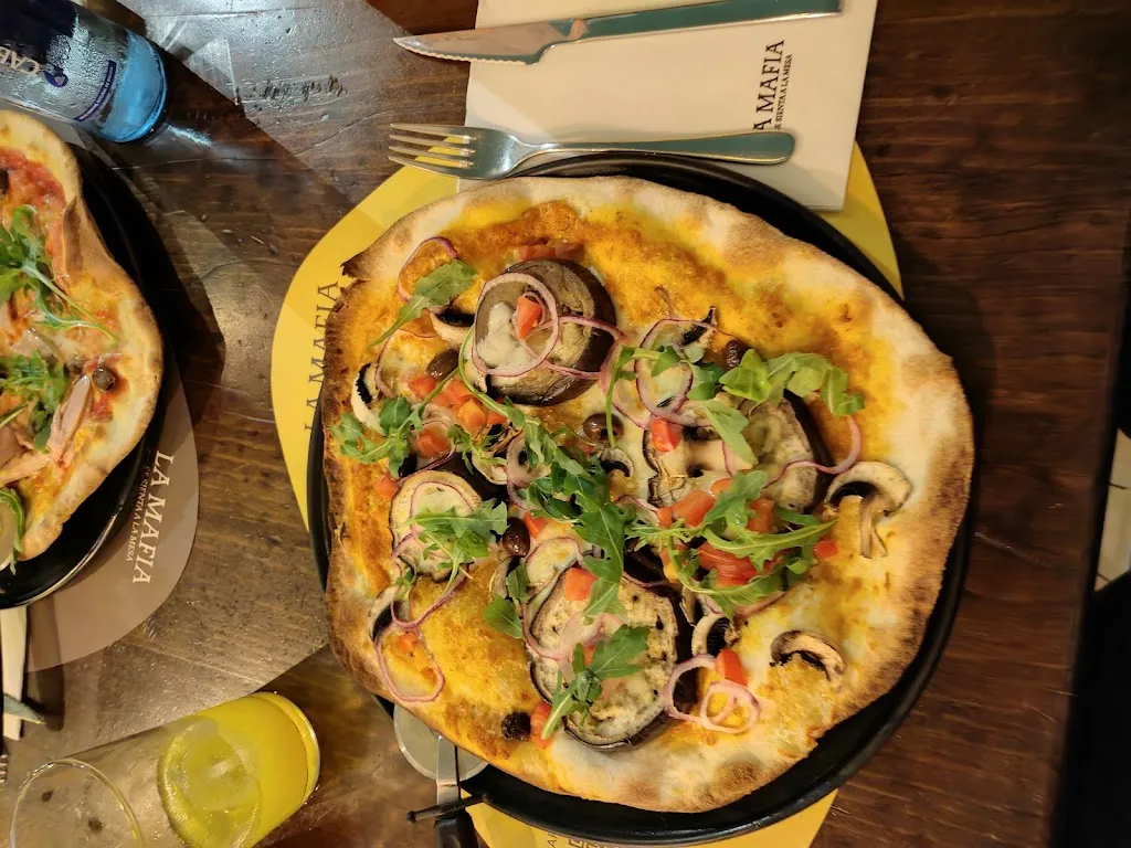 ivan molina_La Mafia se sienta a la mesa_Calahorra La_review