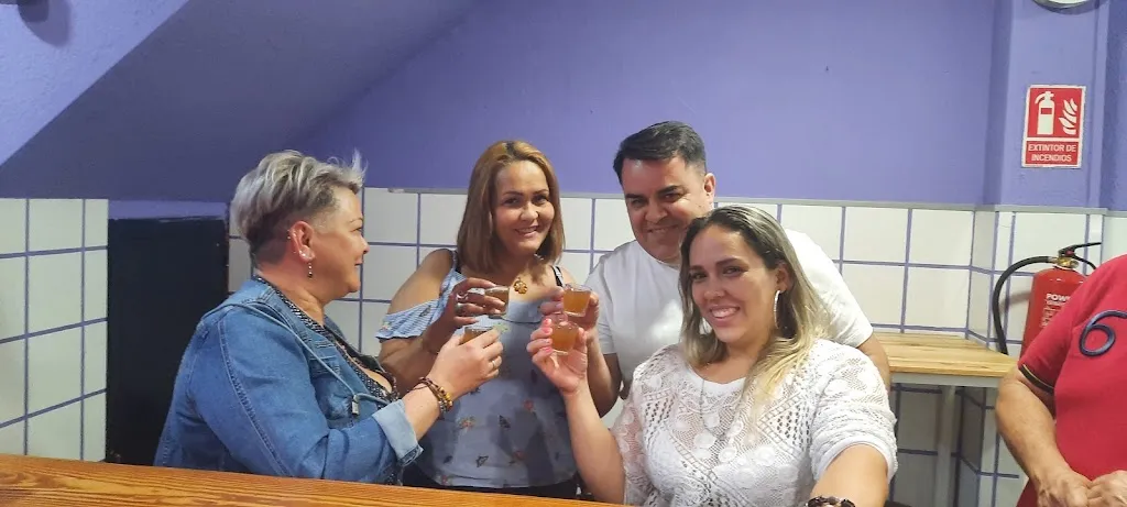 Leidy Narvaez_Cafe Dolar Bar_Dólar_review