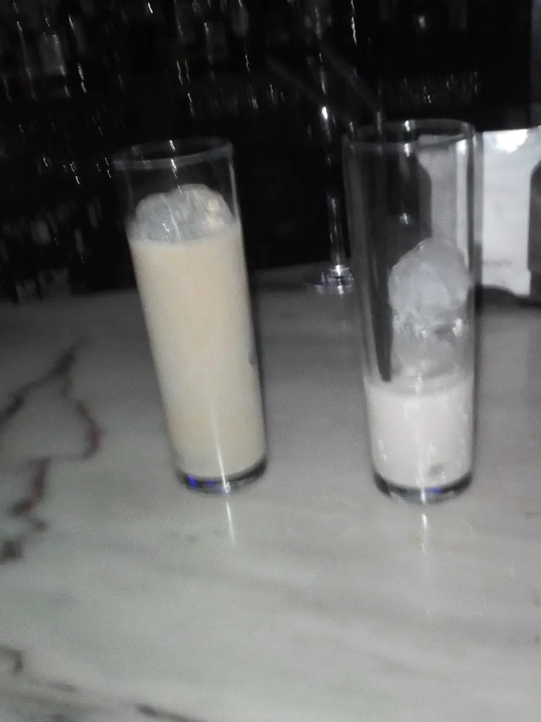 Menu_Pub Black & White_Freila_image_3