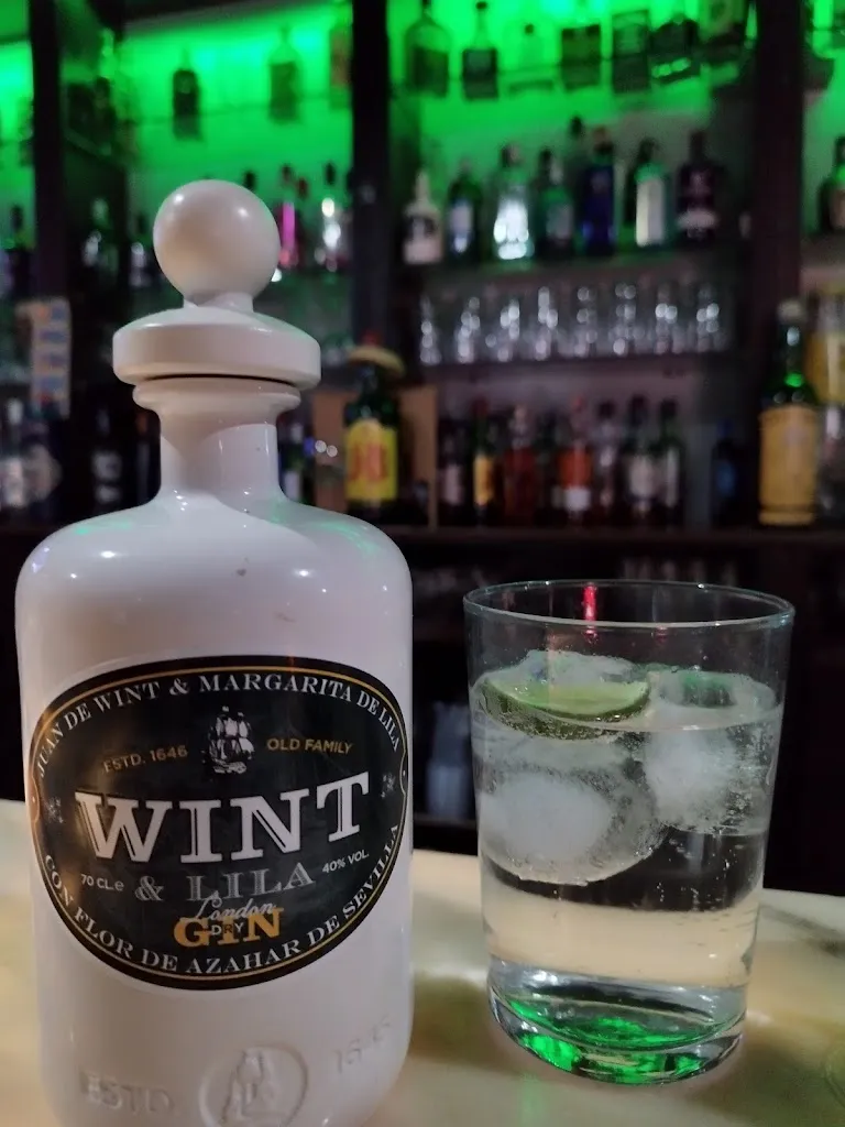 Menu_Pub Black & White_Freila_image_4