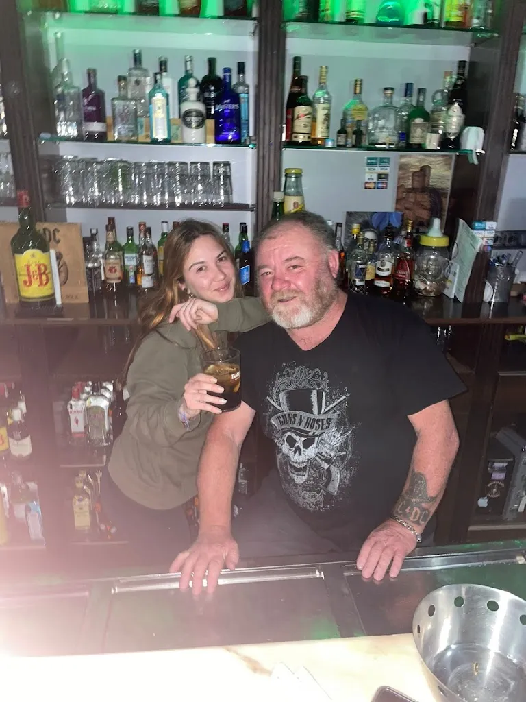 azzz 420_Pub Black & White_Freila_review