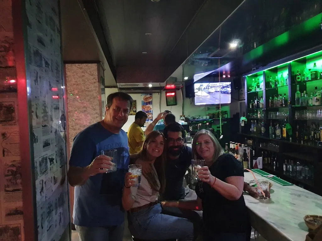 miguel fuentes_Pub Black & White_Freila_review