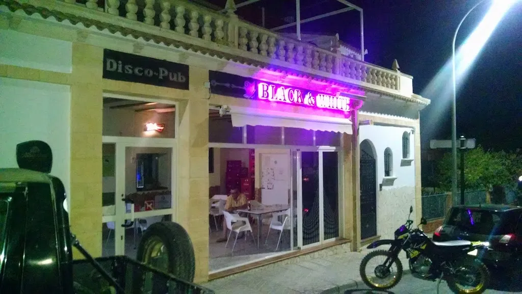 Pub Black & White_Freila_slider_image_1