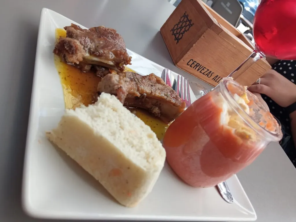 Orlando Garzón Palomares_Hogar del jubilado - Miguel Berrios_Huétor de Santillán_review