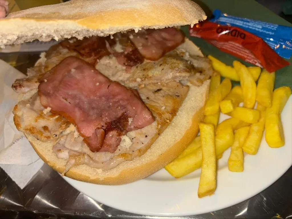 Chiringuito LOS CAÑAMONES. restaurant in Huétor Tájar