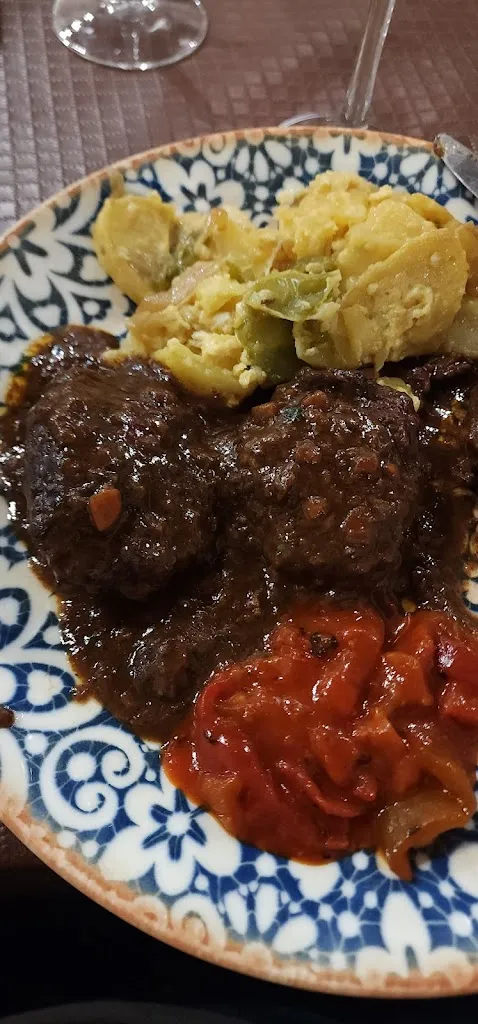 Hannah Combs_Belezmin_Pampaneira_review