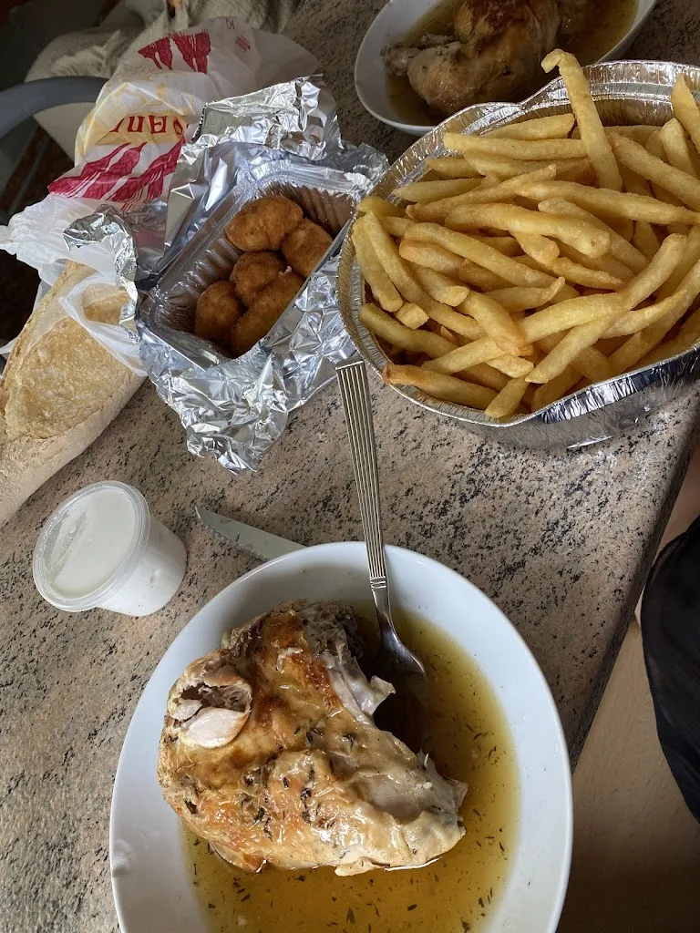 Casa Del Pollo Asado restaurant in Peligros