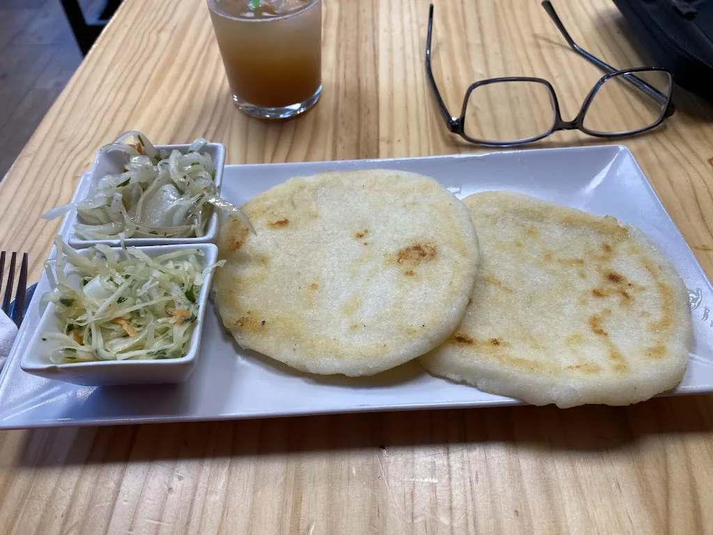 Derek Holtemann i Young_Pupuseria Camino del Valle_Valle El_review