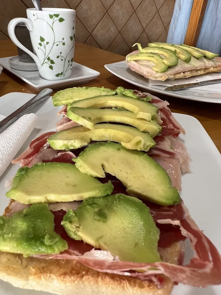 Emilio Calvo_Café-Bar Los Diegos_Villanueva Mesía_review