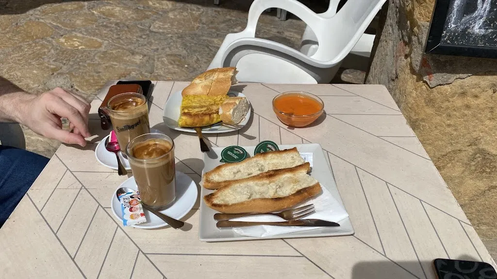 shubhra bhatt_Bar Galy_Atienza_recensione