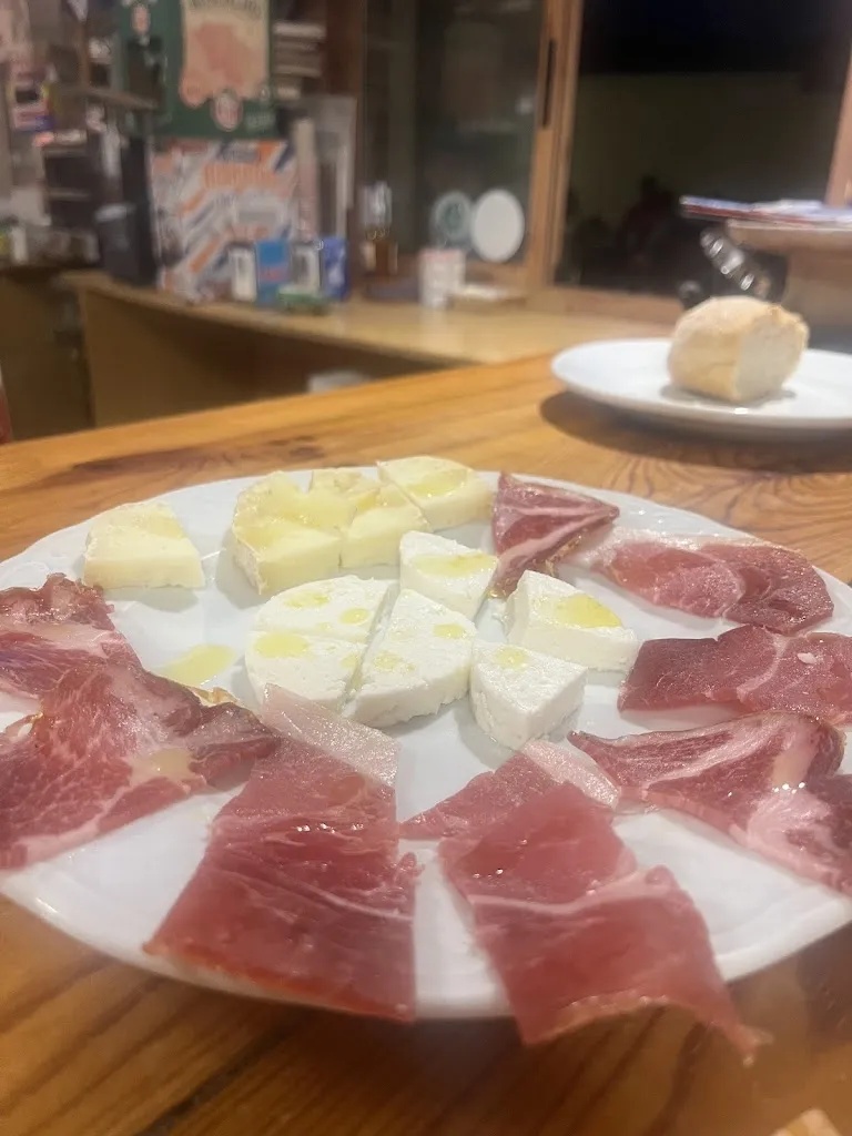 Paqui Carnerero_Bar de Juan_Baños de Tajo_review