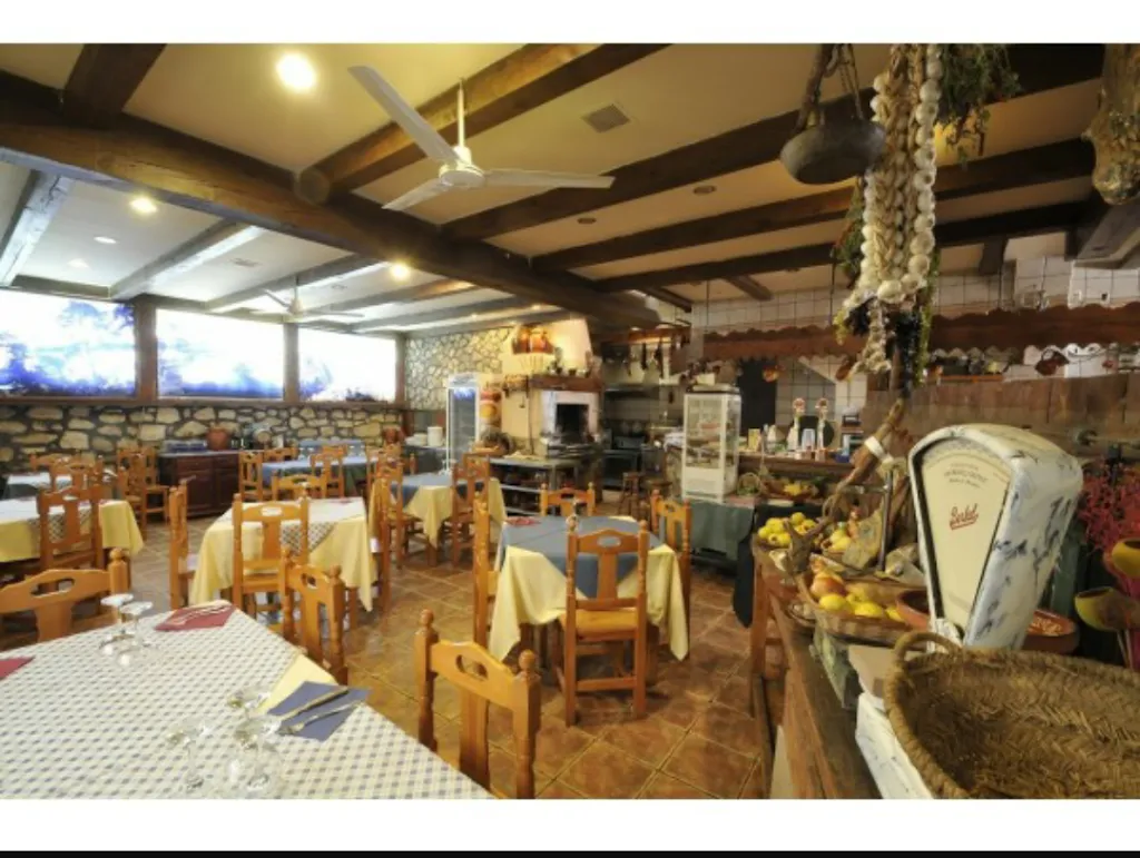Restaurante y alojamiento rural Asador Casa Parri restaurant in Baños de Tajo