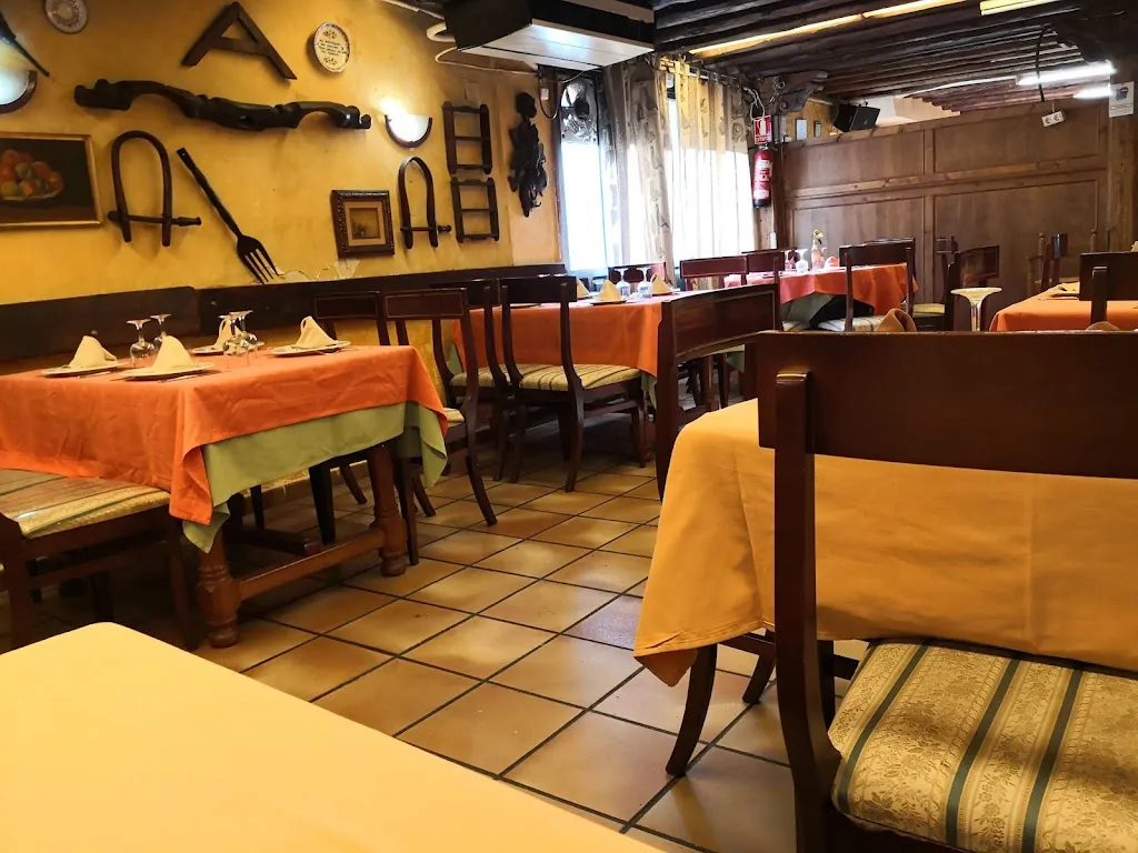 MESON DE CARAQUIZ restaurant in Casa de Uceda