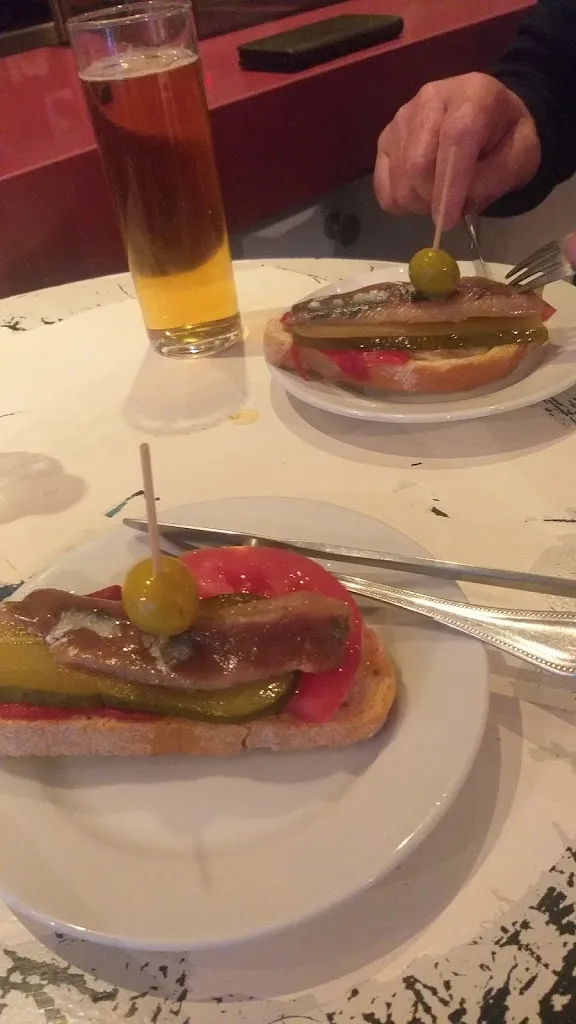 Jesus Naudín Fernández_Toril Nº 5 Café Bar_Cincovillas_review