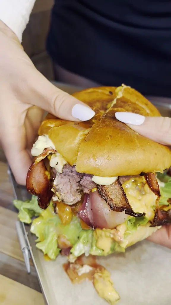 Oskar’s fire&burger_Casar El_slider_image_2