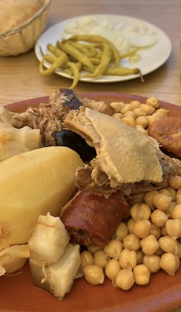 W T_Restaurante Puerta Bisagra - Cocido Madrileño_Herrería_recensione