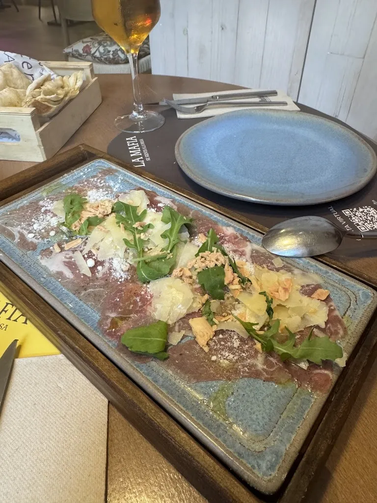 Vicky Vlahou_La Mafia se sienta a la mesa_Hueva_review