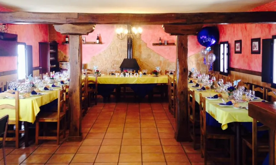 Bar Restaurante El Refugio Del Abuelo. Terraza De Verano, Piscina._Puebla de Beleña_slider_image_1