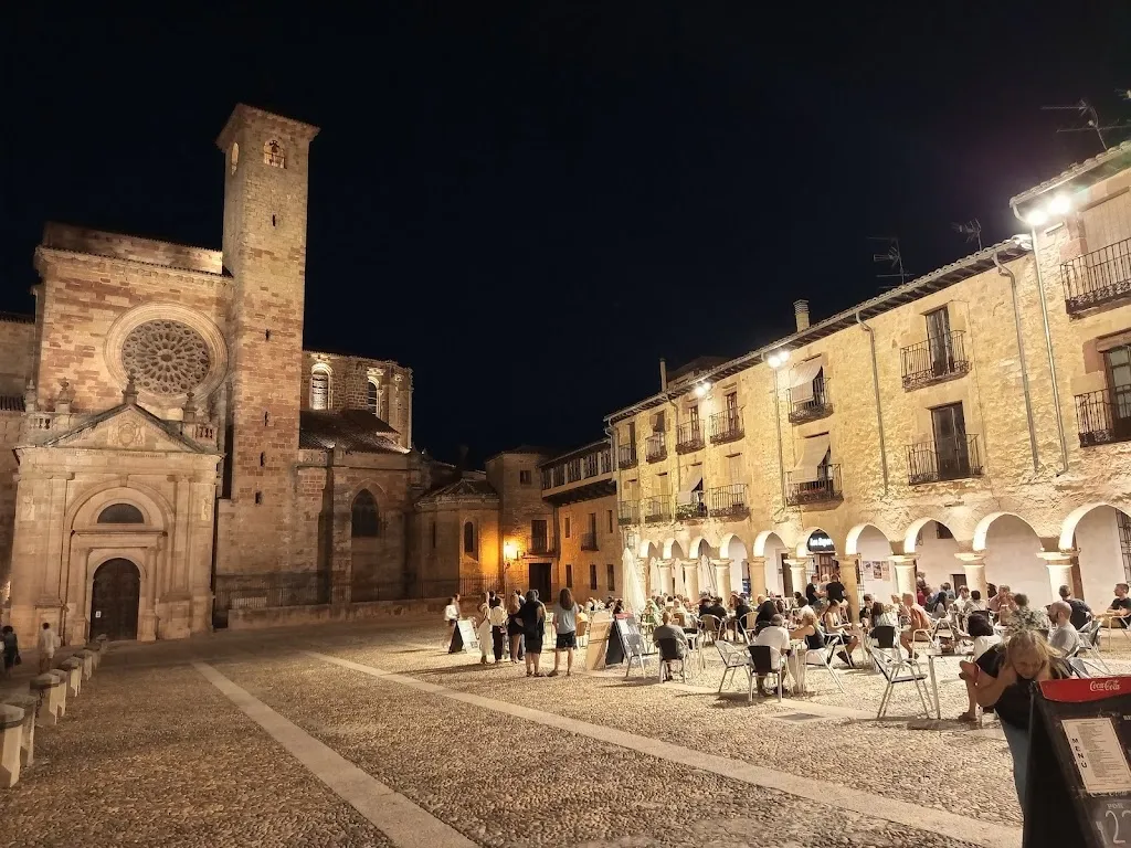 Anonguiri_Siguenza Plaza Mayor_Paredes de Sigüenza_review