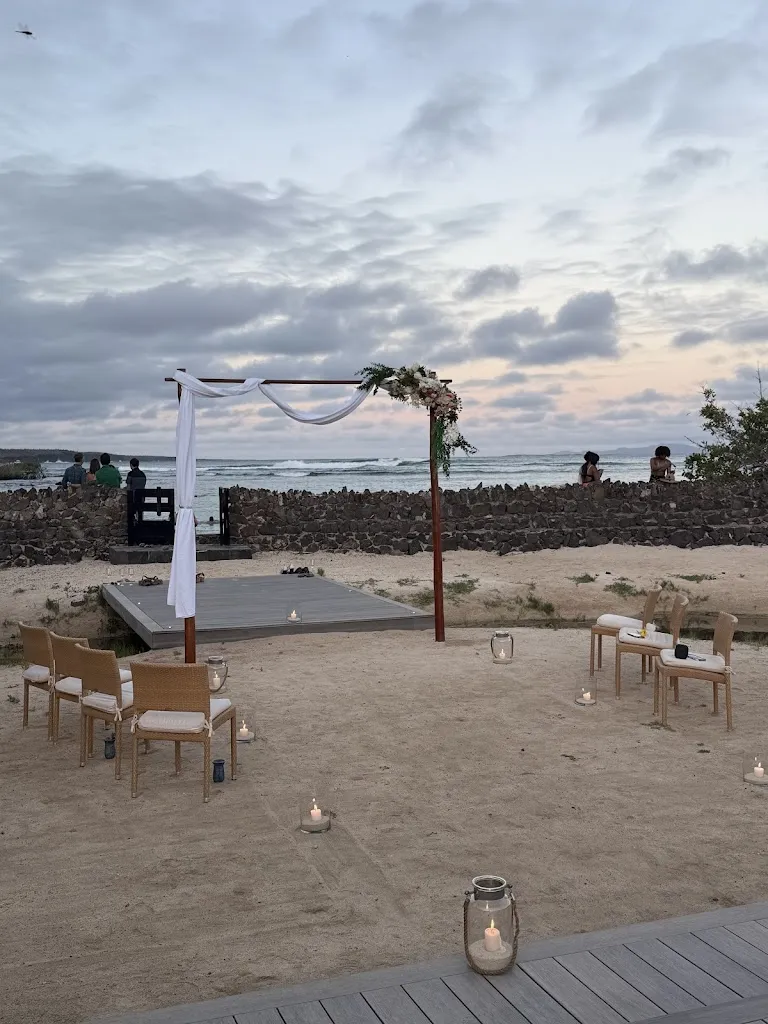 Tules Yegin_Finch Bay Restaurante_Galápagos_review