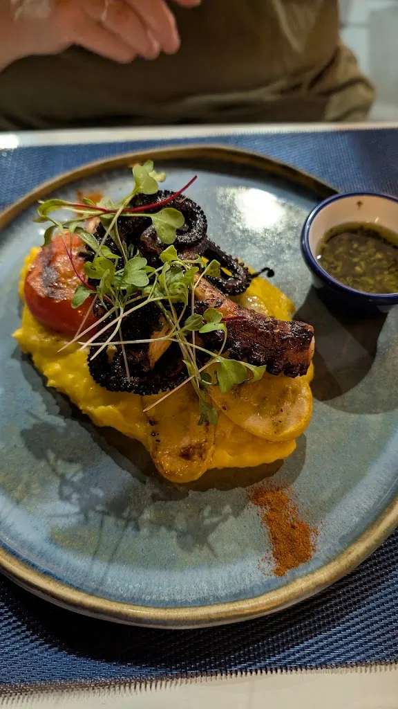 Michael Storrs _Bahía Mar_Galápagos_review