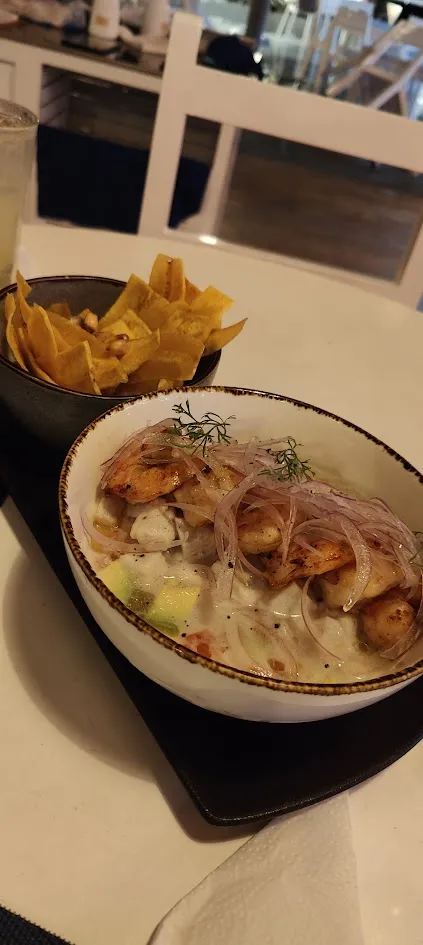 Cheyenne Luna_Bahía Mar_Galápagos_review