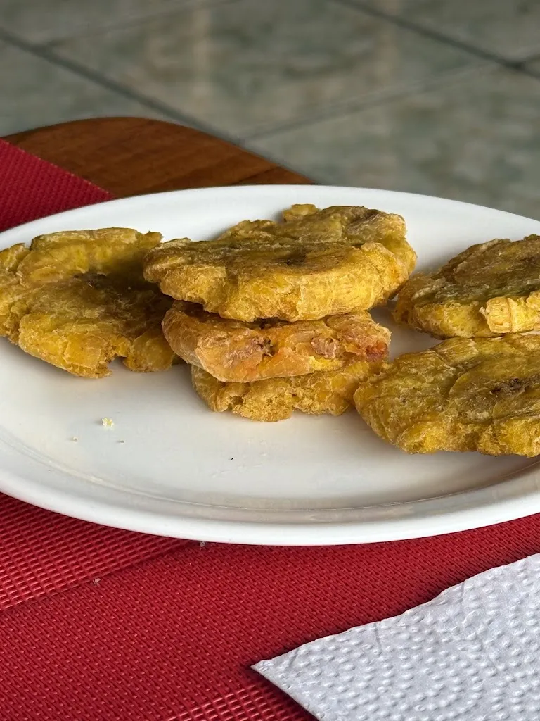 Steph Sloan_Restaurante El Descanso del Guía - Muelle_Galápagos_review