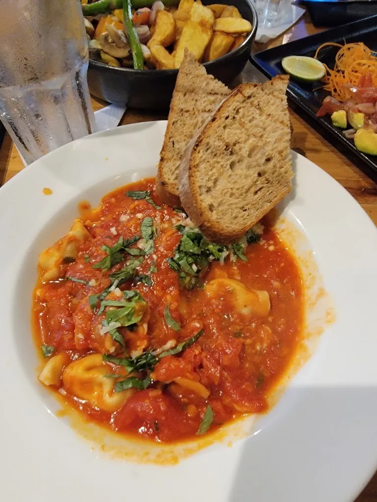 Rachel McCullough_Golden Prague Pub_Galápagos_review