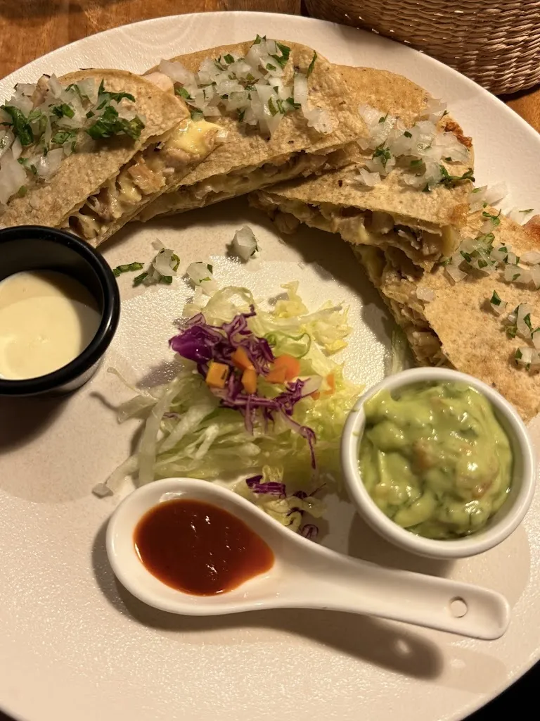 Jaimie Phillips_Gracias Madre Galápagos_Galápagos_review