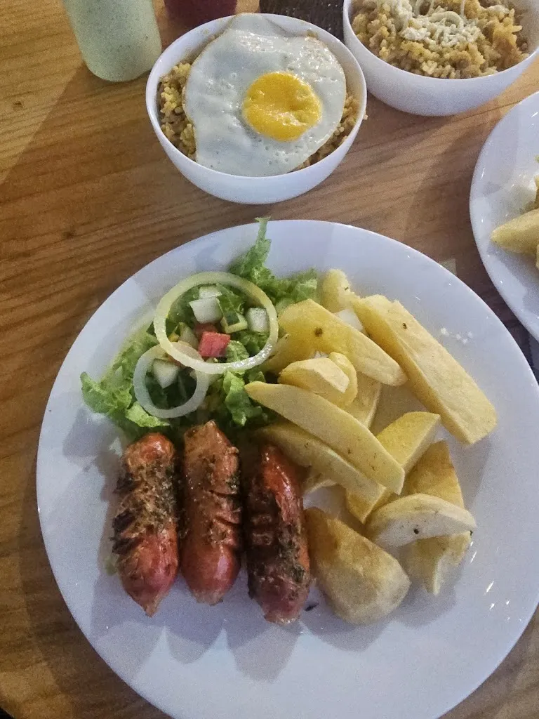 Lewis Poole_Los Moros_Galápagos_review