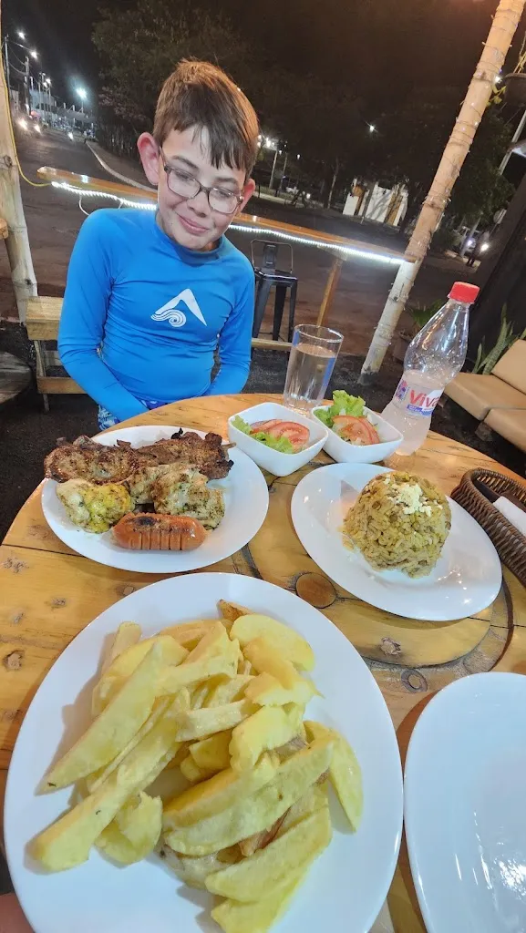 Jason Hans_Los Moros_Galápagos_review