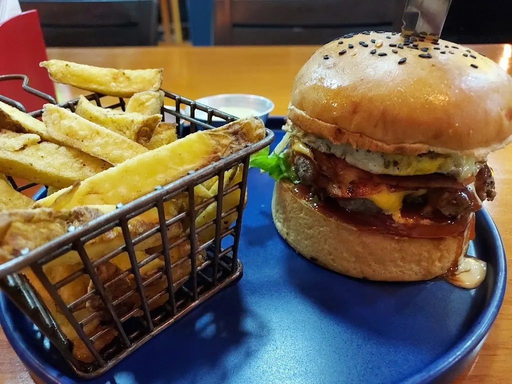 Michael Barton_Cri's Burgers_Galápagos_review