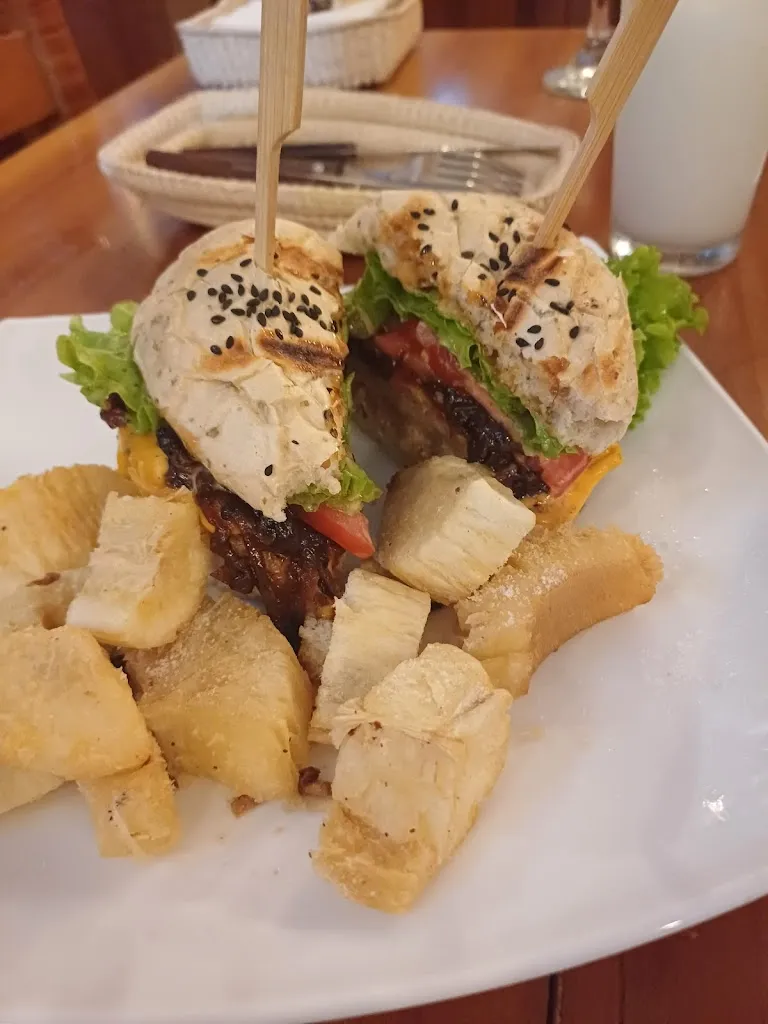 Clara Lopez Cabanillas_Island Coffee_Galápagos_review