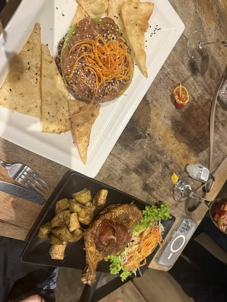 Shailvi Wakhlu_POST OFFICE FOOD & BEER_Galápagos_review