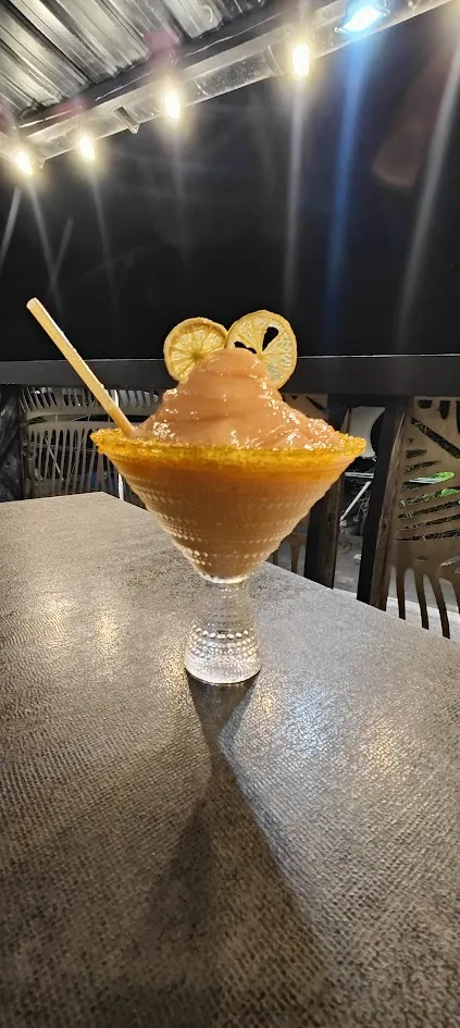 Cheyenne Luna_Burger House_Galápagos_review