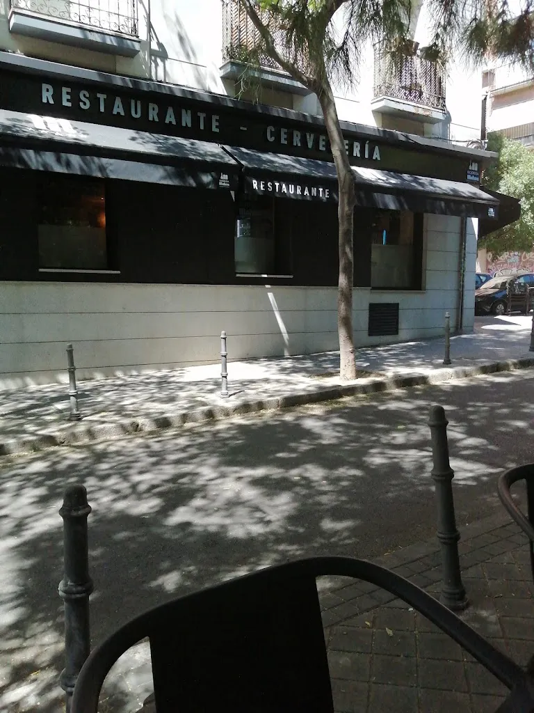 Pedro Lara_La Tarada by Arturo's _Somolinos_review