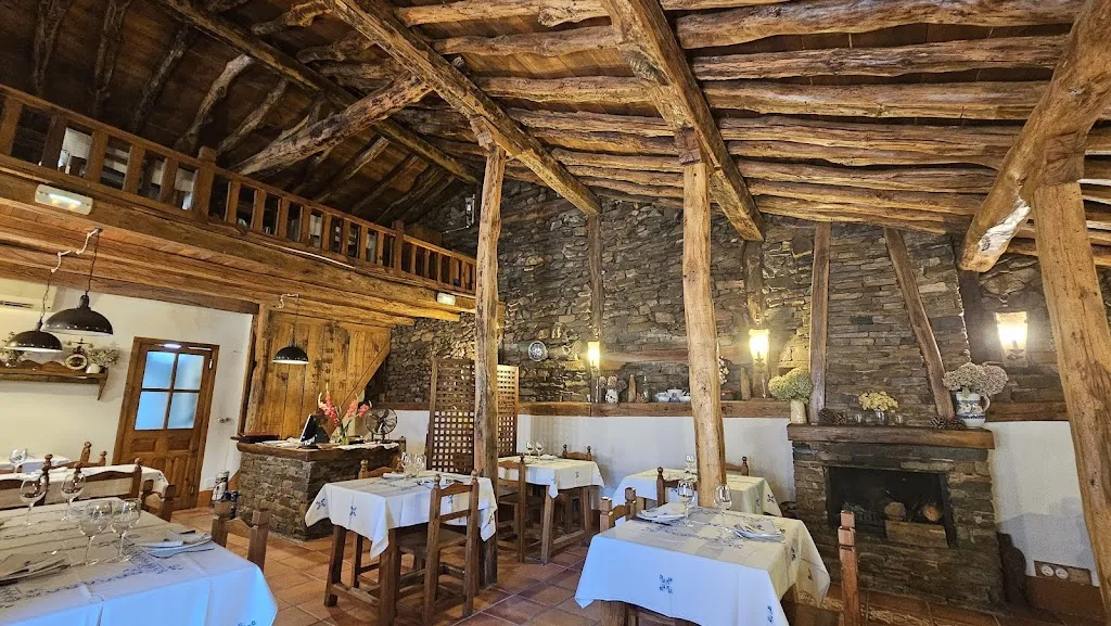 Mesón Los Cantos restaurant in Valverde de los Arroyos