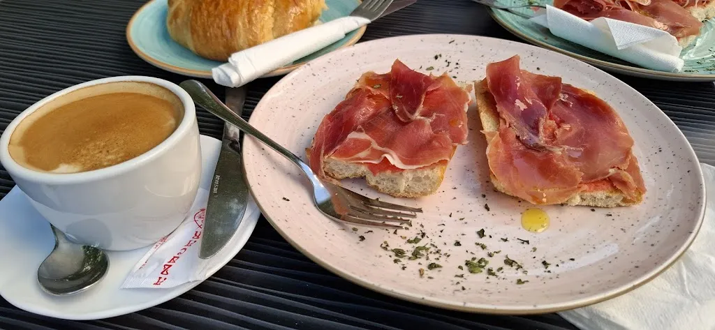 Stefania de Miro_Cafetería Cervecería Ligeth_Almonte_review