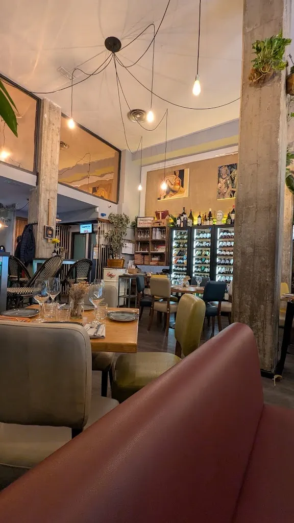 R E_Anica Waksman_Almonte_review