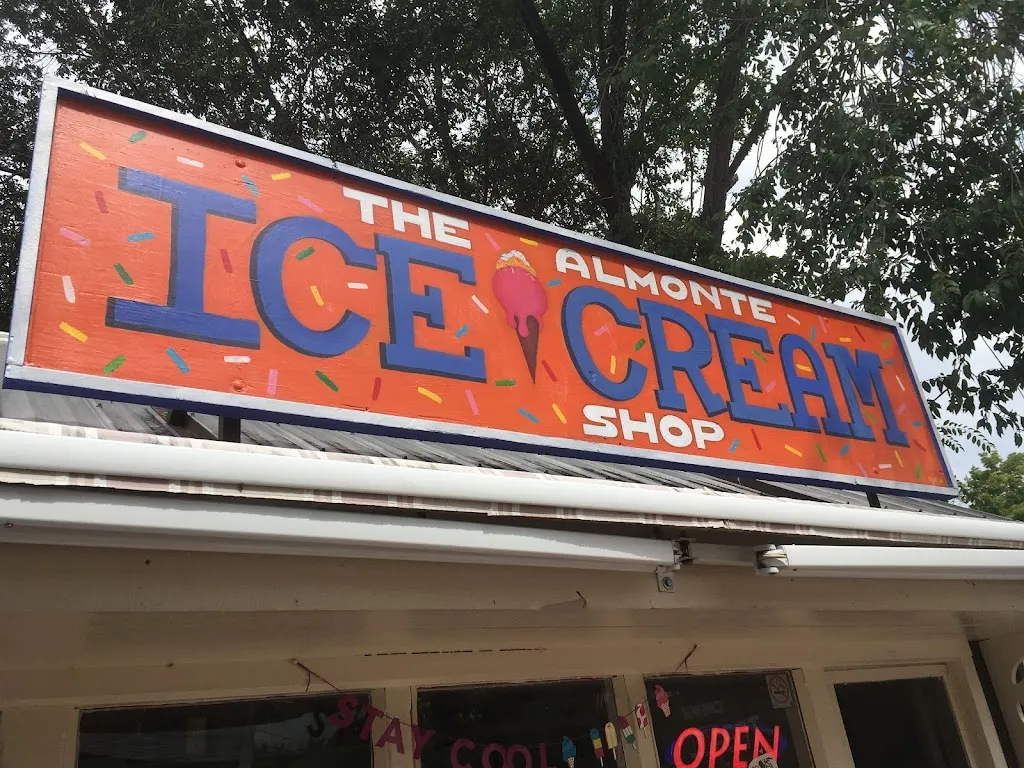 Waterfall Delights Ice Cream restaurant in Almonte