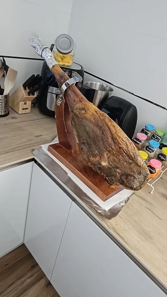 Magdalena Parra Sutilo_Jamones y Embutidos Bernal SLU_Corteconcepción_review