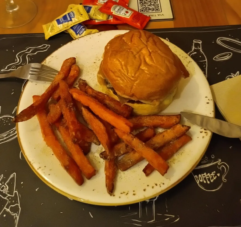 Jamesy B_Vía Trajano Burgers_Ayamonte_review