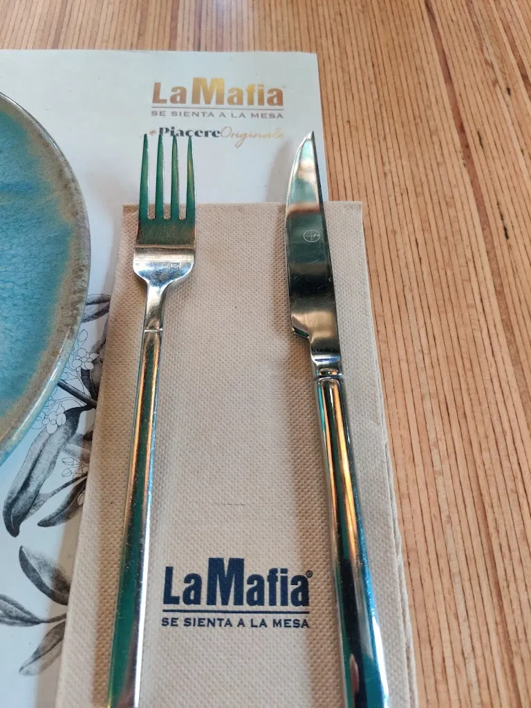 Vladimiros Kyriakidis_La Mafia se sienta a la mesa_Lucena del Puerto_recensione