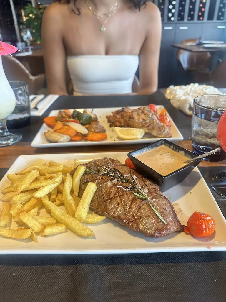 phoebe scott_umoo Grill Beach_Benidorm_review